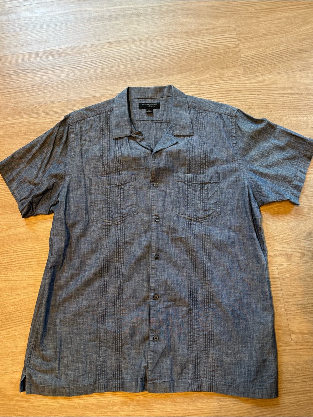 Banana Republic Men’s XL Pleated Short Sleeve Chambray Button Down Blue Summer